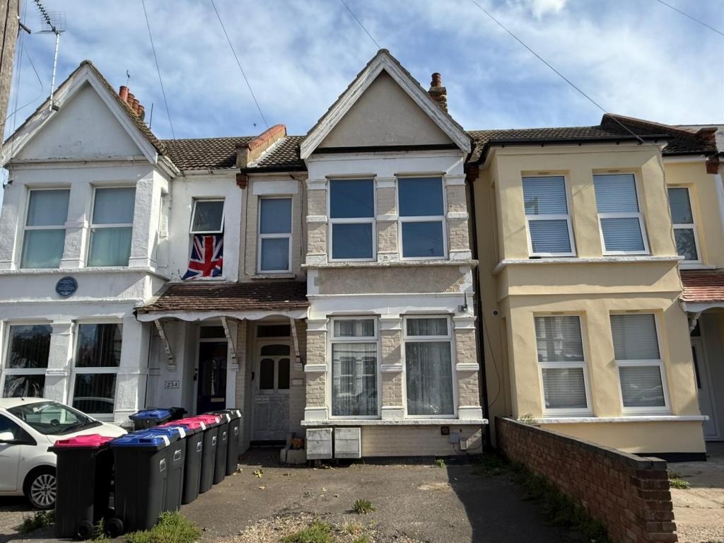 Lot: 146 - TWO-BEDROOM GROUND FLOOR FLAT IN NEED OF IMPROVEMENTS - Front elevation of property